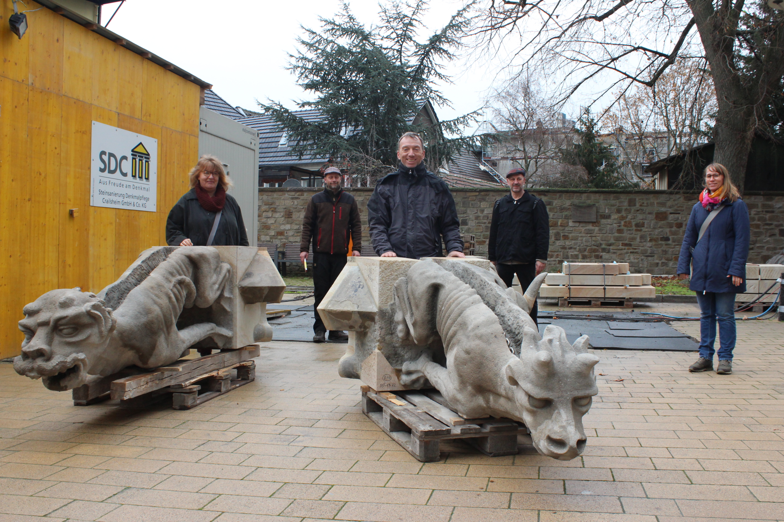 Höllenhund in der Steinmetzwerkstatt