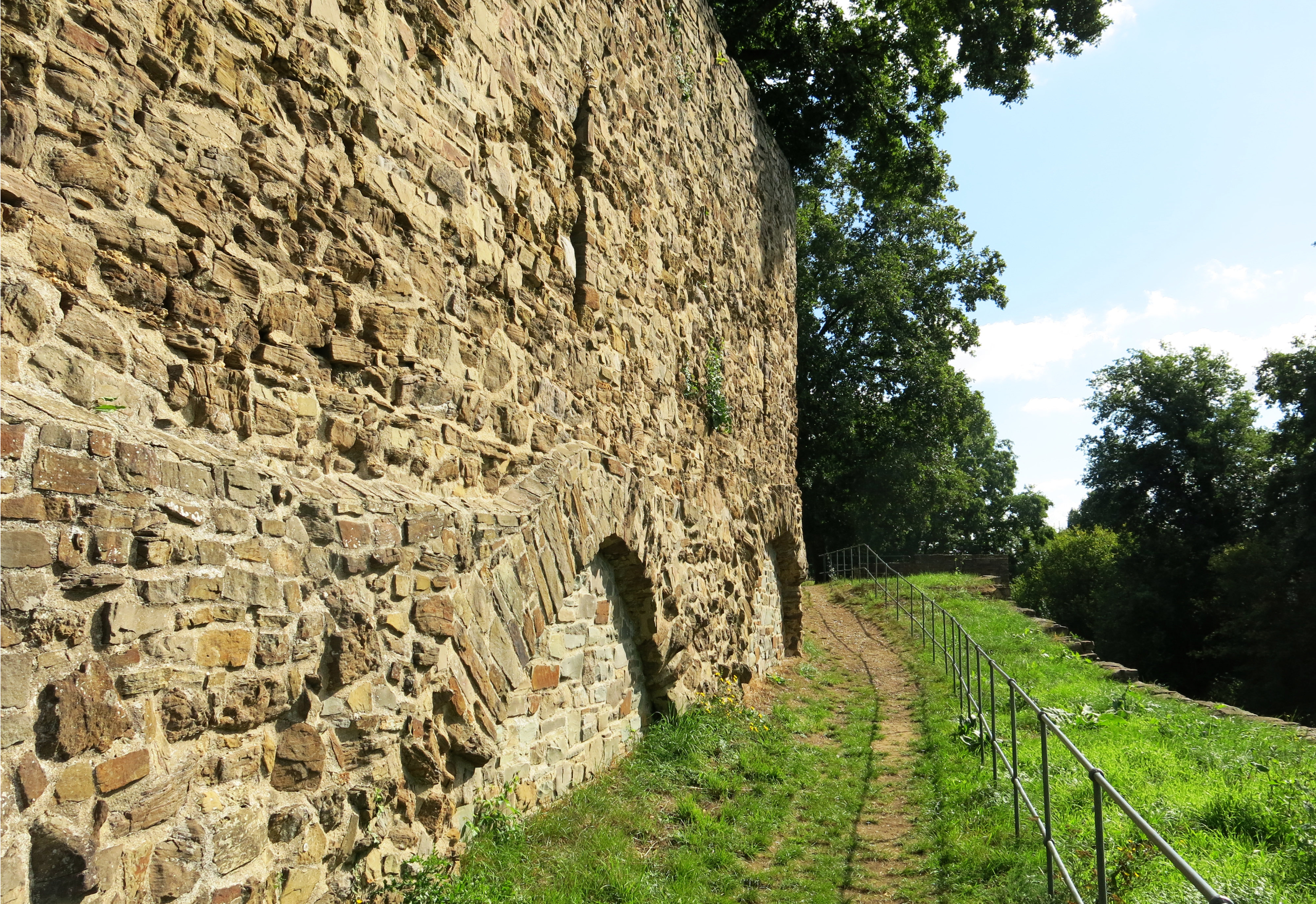 NRW fördert Inwertsetzung historischer Stadtmauer Stadt Blankenberg Baustart Schloss Augustusburg, Brühl