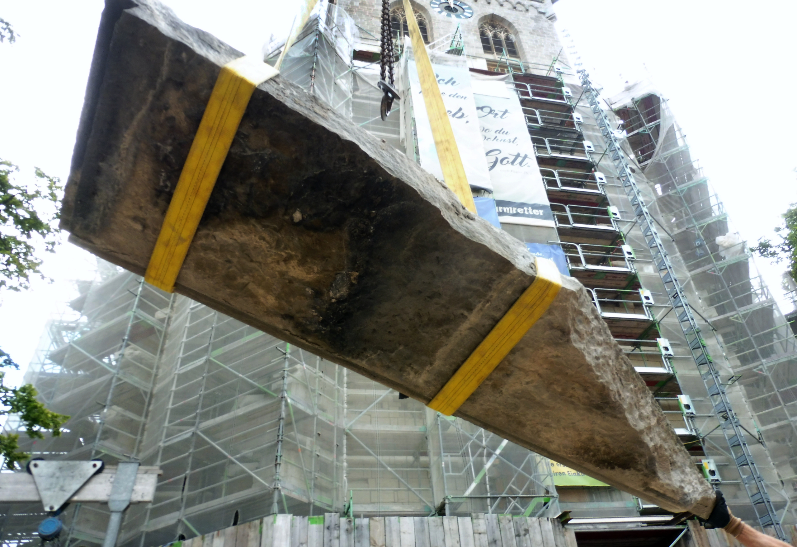 Demontage Abdeckplatten Strebepfeiler Stadtkirche Unna Baustart Schloss Augustusburg, Brühl