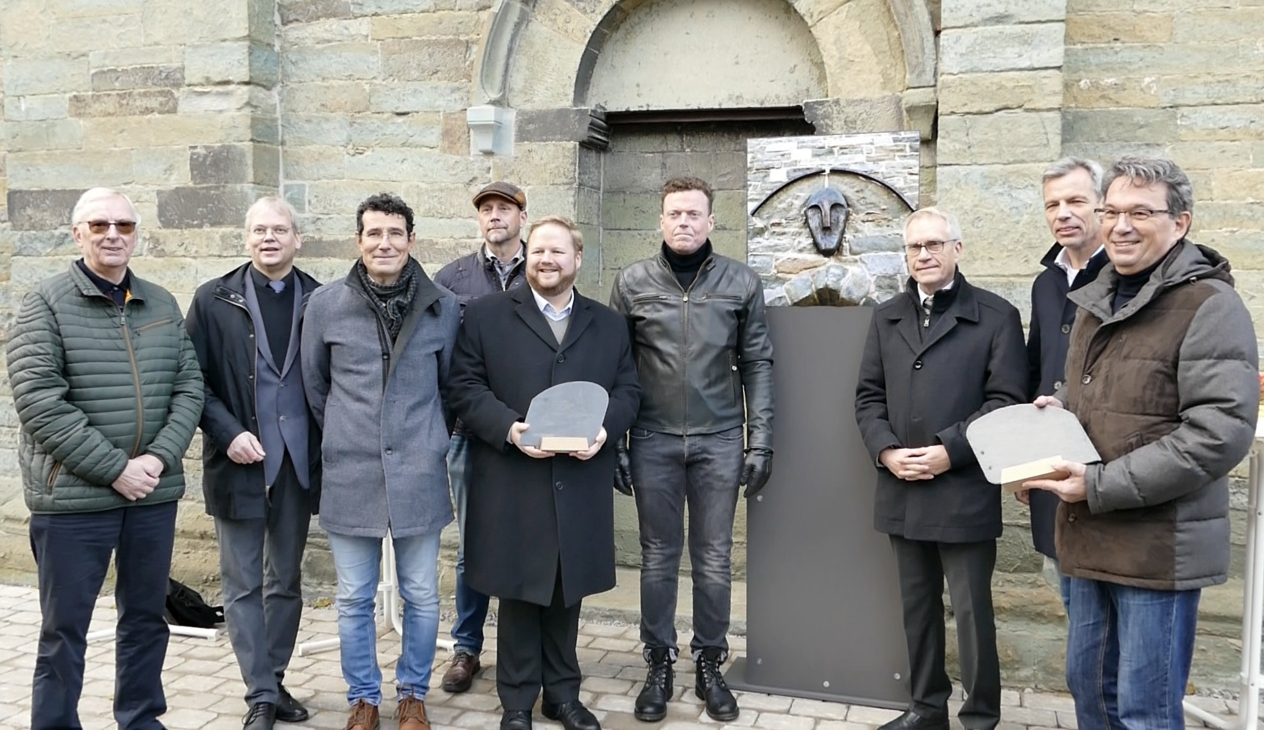 Gruppenfoto mit neun Männern vor der Hohnekirche