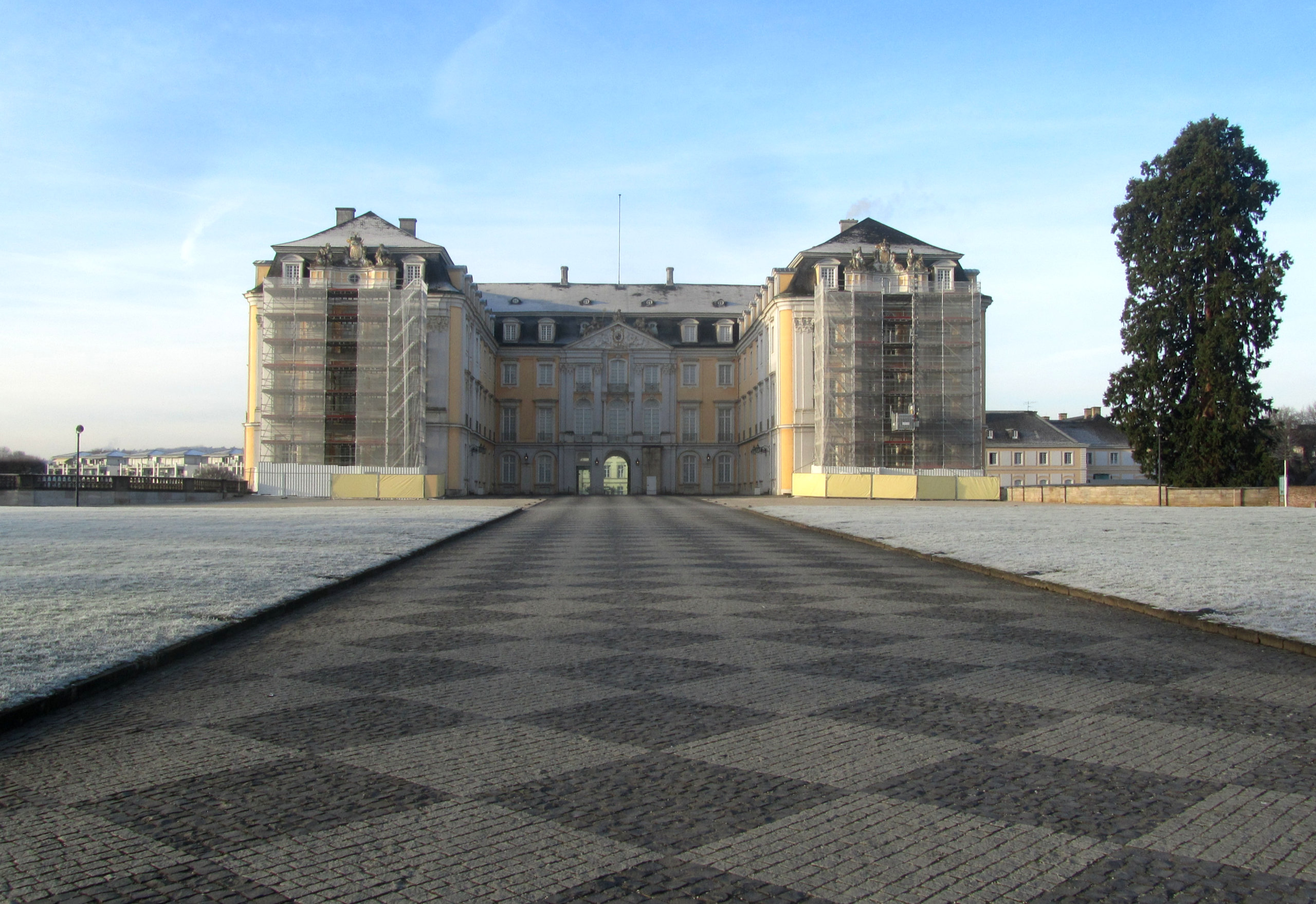 Blick auf Schloss Augustusburg, Brühl, auf die eingerüsteten Ostköpfe und in den Ehrenhof